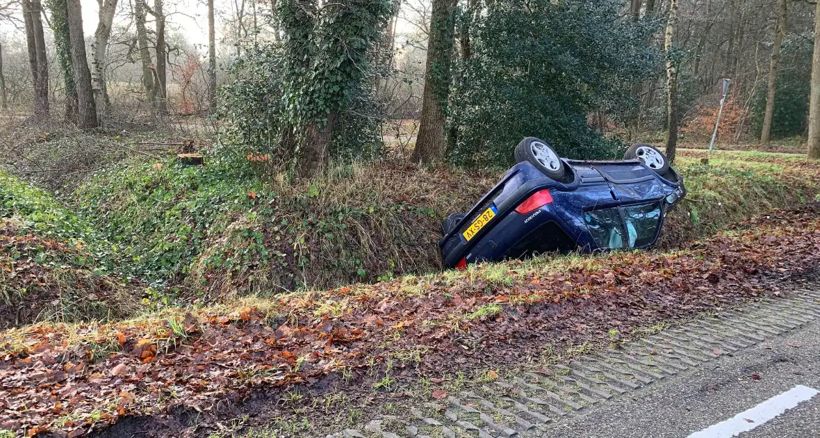 Auto belandt op zijn kop in greppel