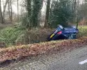 Auto belandt op zijn kop in greppel