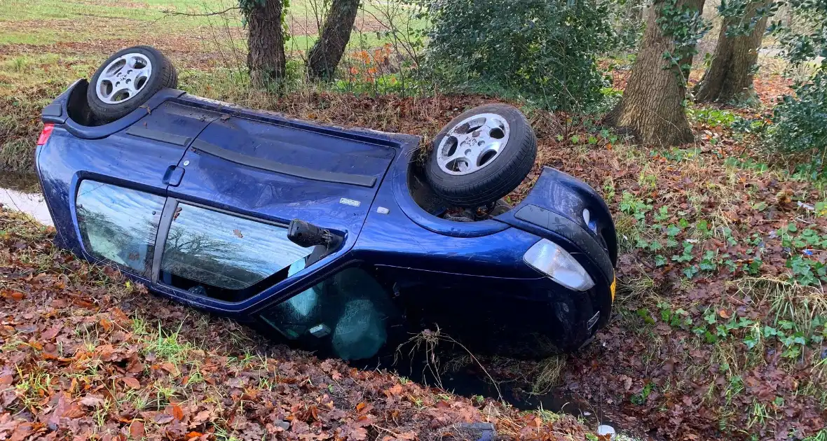 Auto belandt op zijn kop in greppel - Foto 1