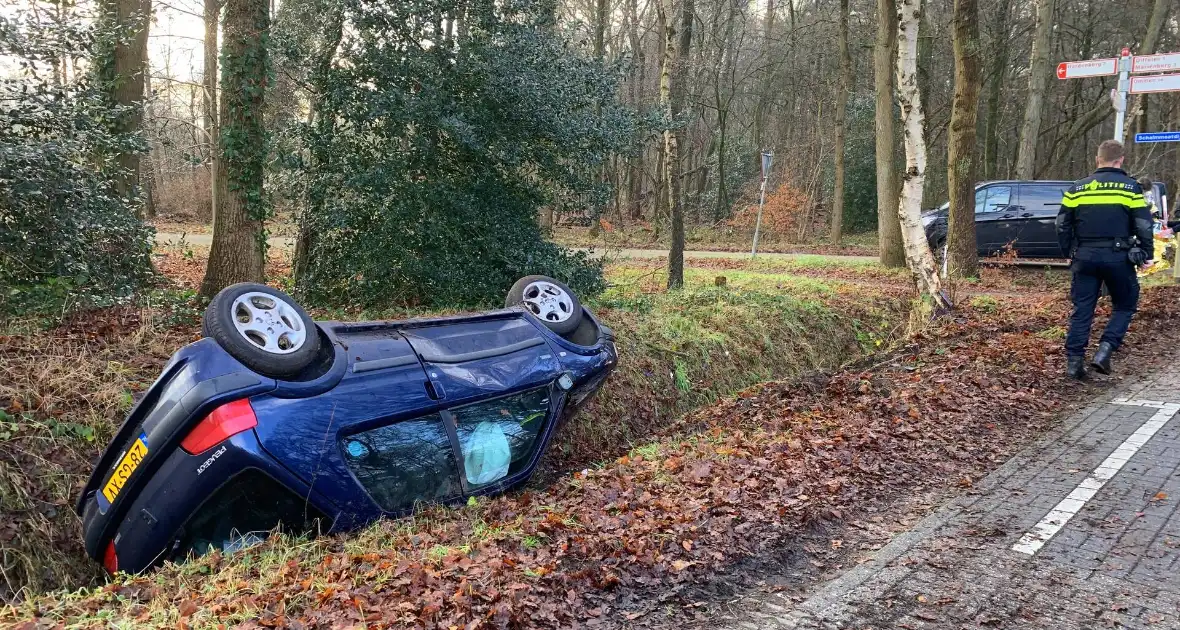 Auto belandt op zijn kop in greppel - Foto 2