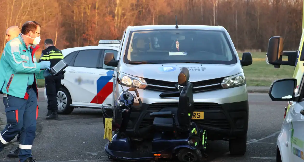 Persoon op scootmobiel gewond na ongeval - Foto 2