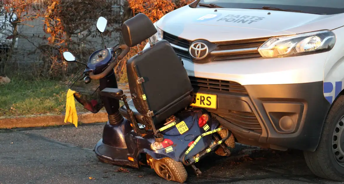 Persoon op scootmobiel gewond na ongeval - Foto 4