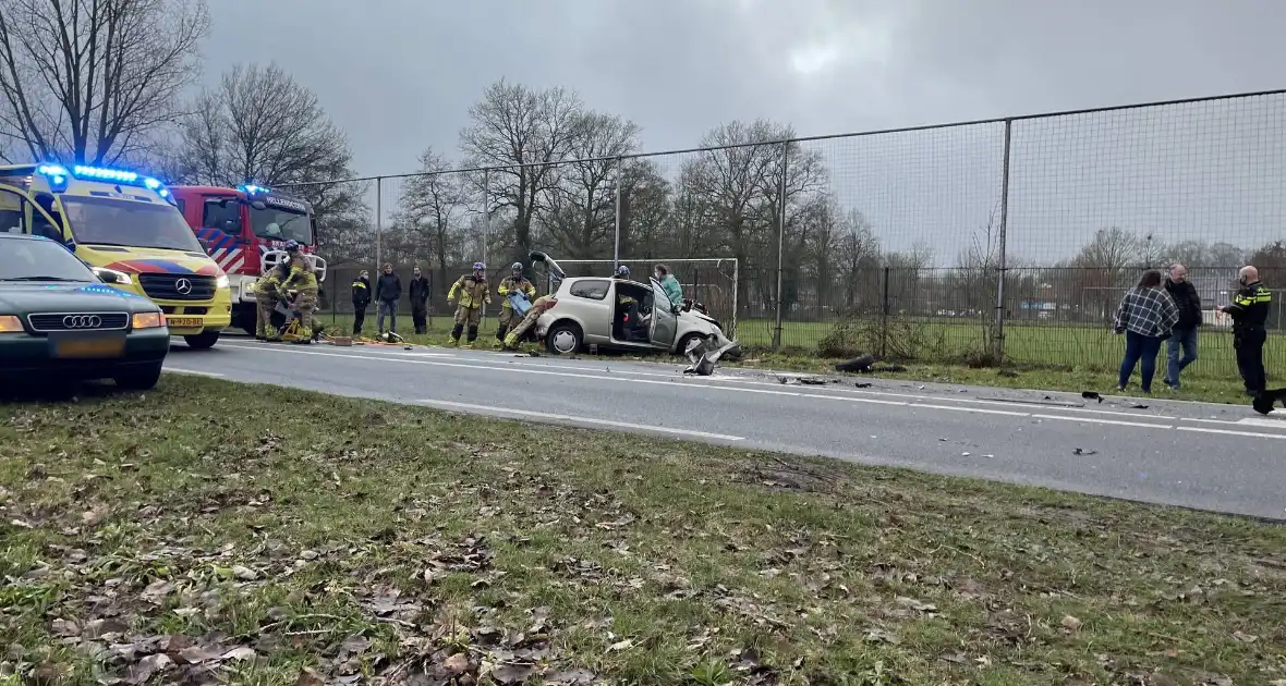 Frontale aanrijding tussen auto en bestelbus