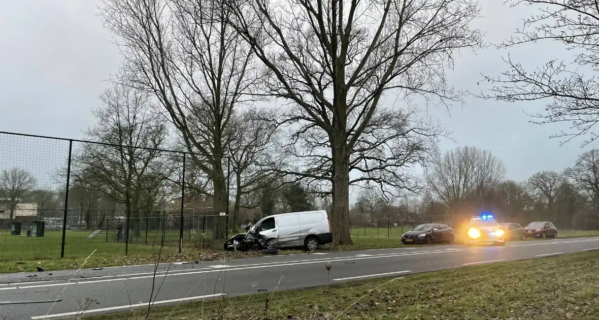 Frontale aanrijding tussen auto en bestelbus - Foto 1
