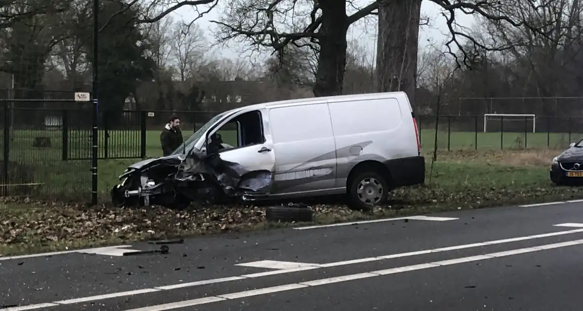 Frontale aanrijding tussen auto en bestelbus - Foto 3