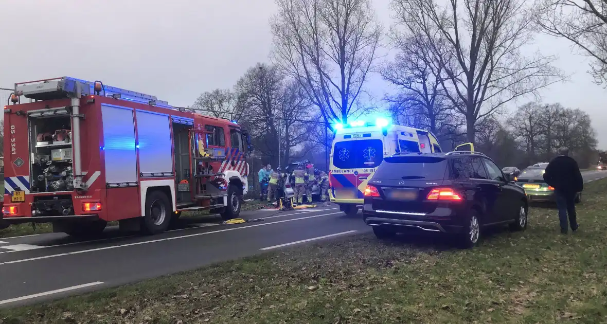 Frontale aanrijding tussen auto en bestelbus - Foto 4