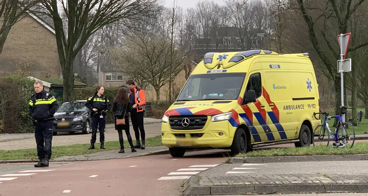 Scooterrijder en wielrenner botsen op rotonde