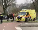 Scooterrijder en wielrenner botsen op rotonde