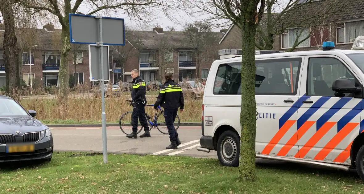 Scooterrijder en wielrenner botsen op rotonde - Foto 1