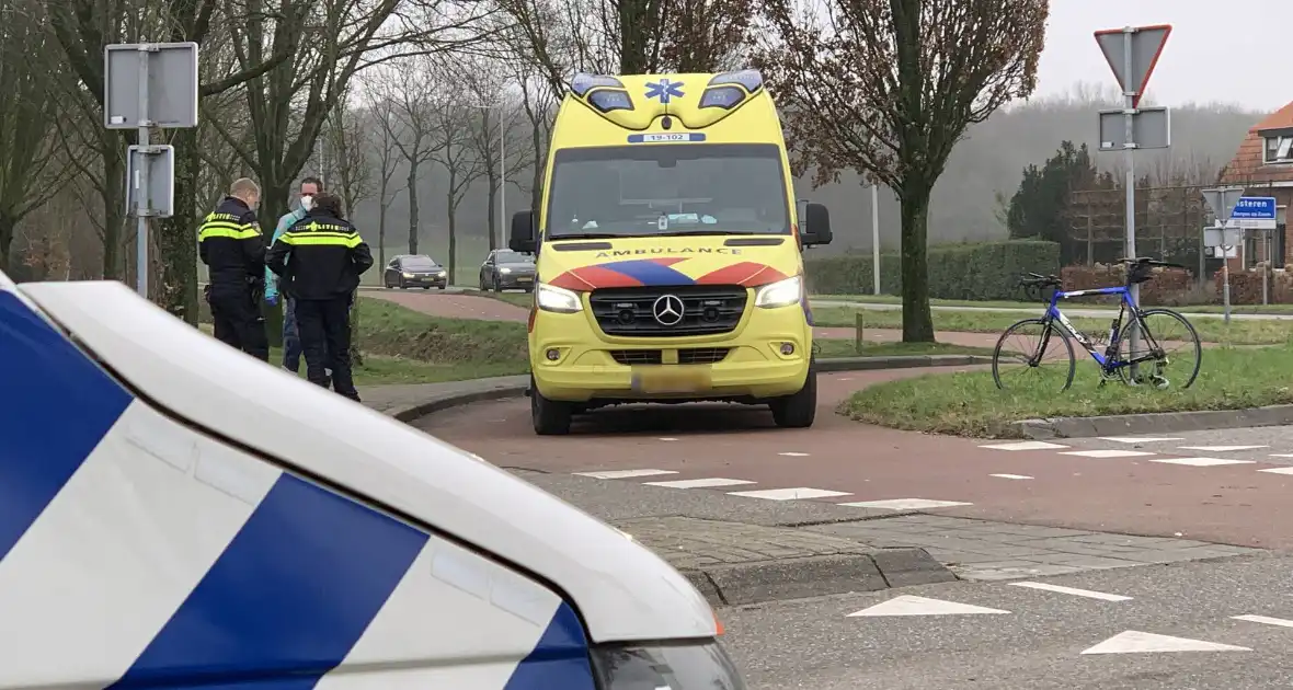 Scooterrijder en wielrenner botsen op rotonde - Foto 2