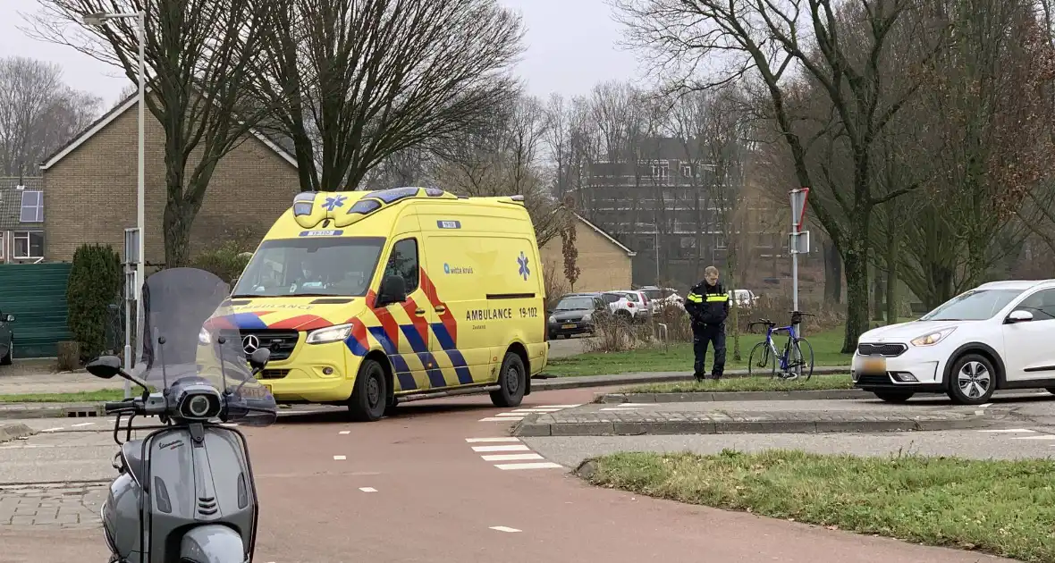 Scooterrijder en wielrenner botsen op rotonde - Foto 3