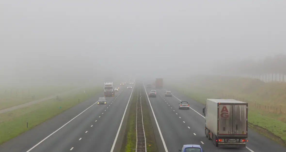 Dichte mist in midden van Nederland - Foto 3