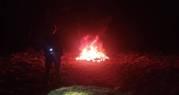 Brandweer blust brandende hoop afval - Afbeelding 2