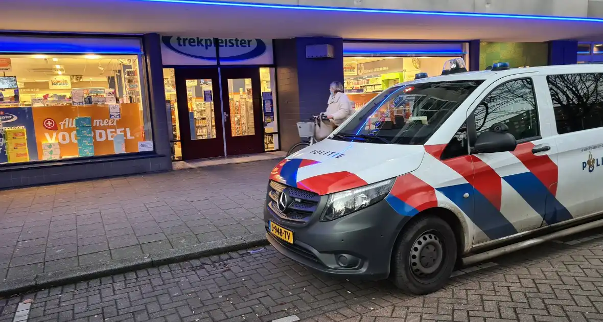 Politie doet onderzoek naar overval op drogisterij - Foto 5