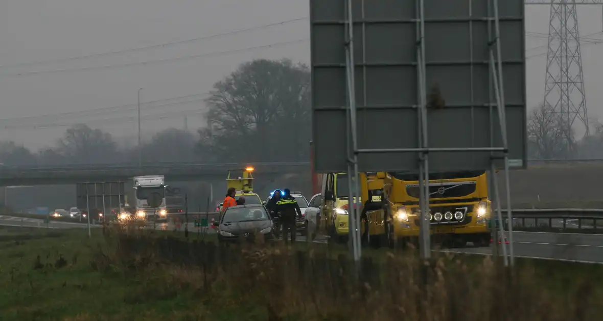 Auto en vrachtwagen botsen op provincialeweg - Foto 1