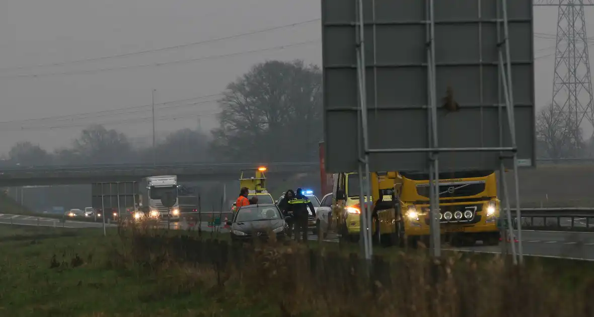 Auto en vrachtwagen botsen op provincialeweg - Foto 2