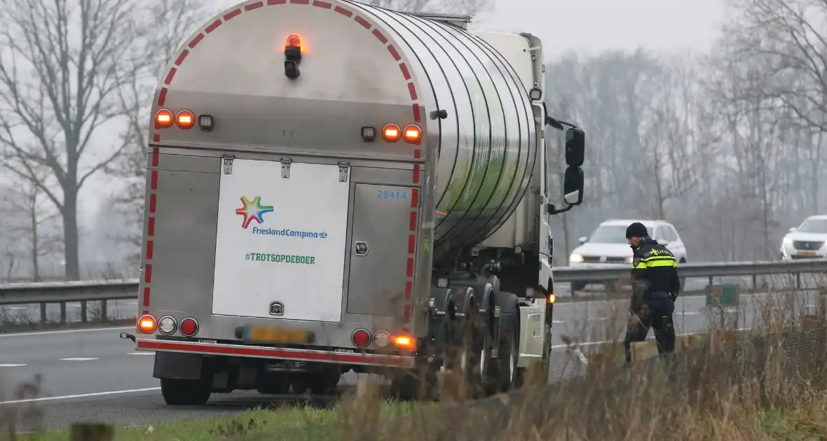 Auto en vrachtwagen botsen op provincialeweg - Foto 3