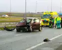 Personenauto botst achterop trailer van vrachtwagen