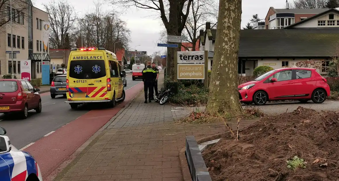 Auto rijdt tegen aanhanger na ongeval - Foto 3