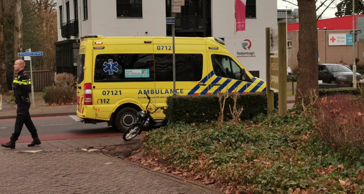 Auto rijdt tegen aanhanger na ongeval - Foto 4