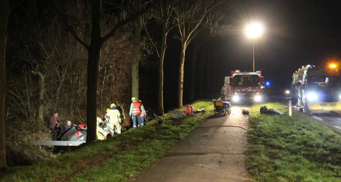 Automobilist overleden na botsing tegen boom