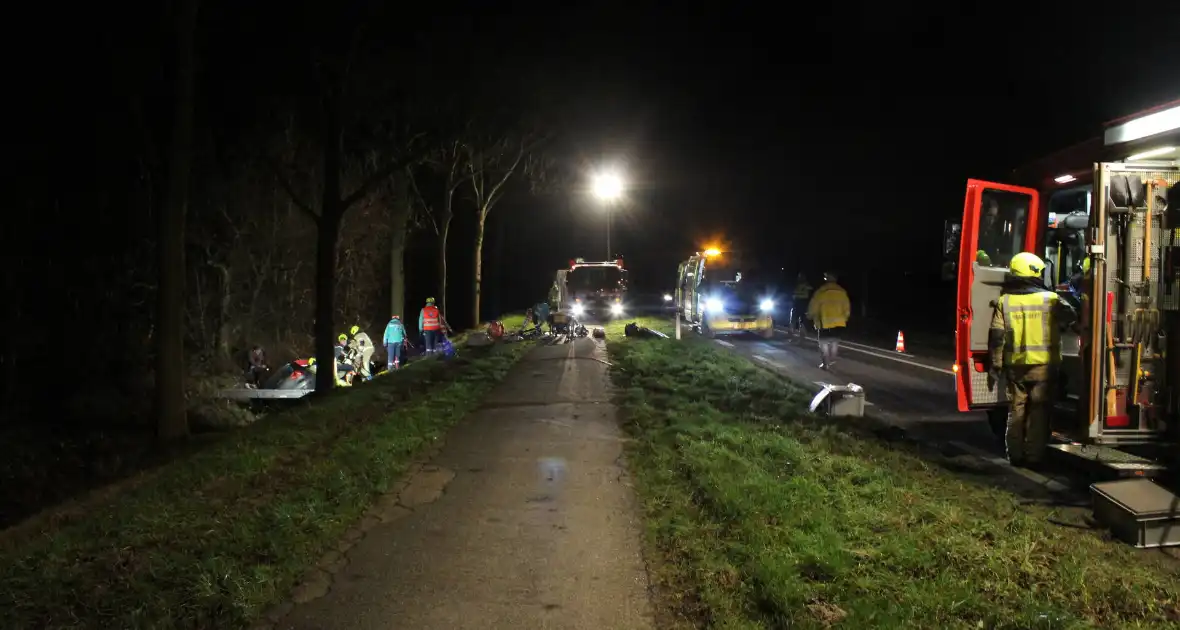 Automobilist overleden na botsing tegen boom - Foto 1