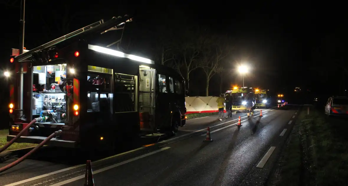 Automobilist overleden na botsing tegen boom - Foto 4