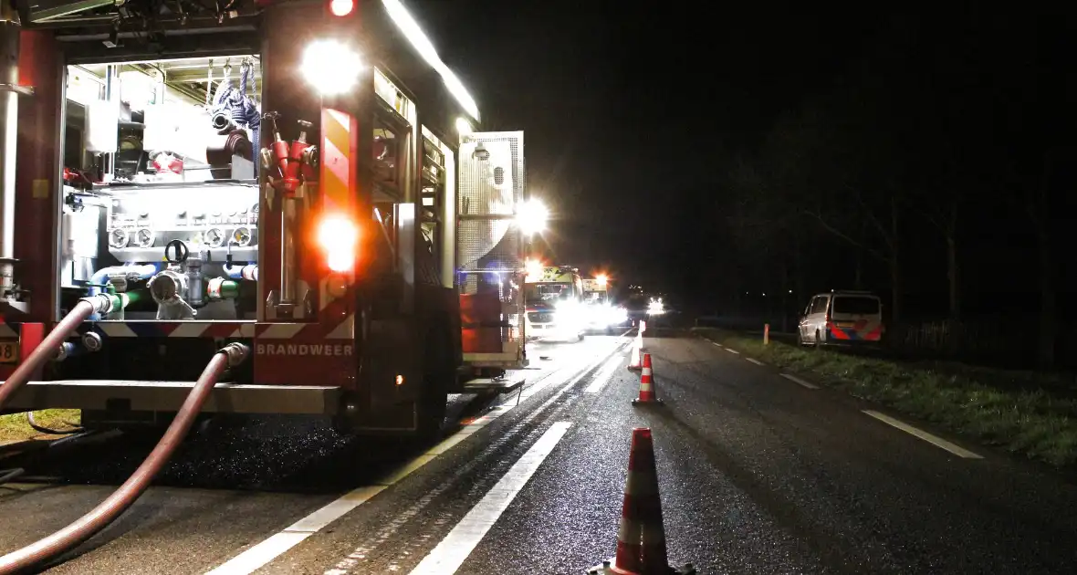 Automobilist overleden na botsing tegen boom - Foto 7