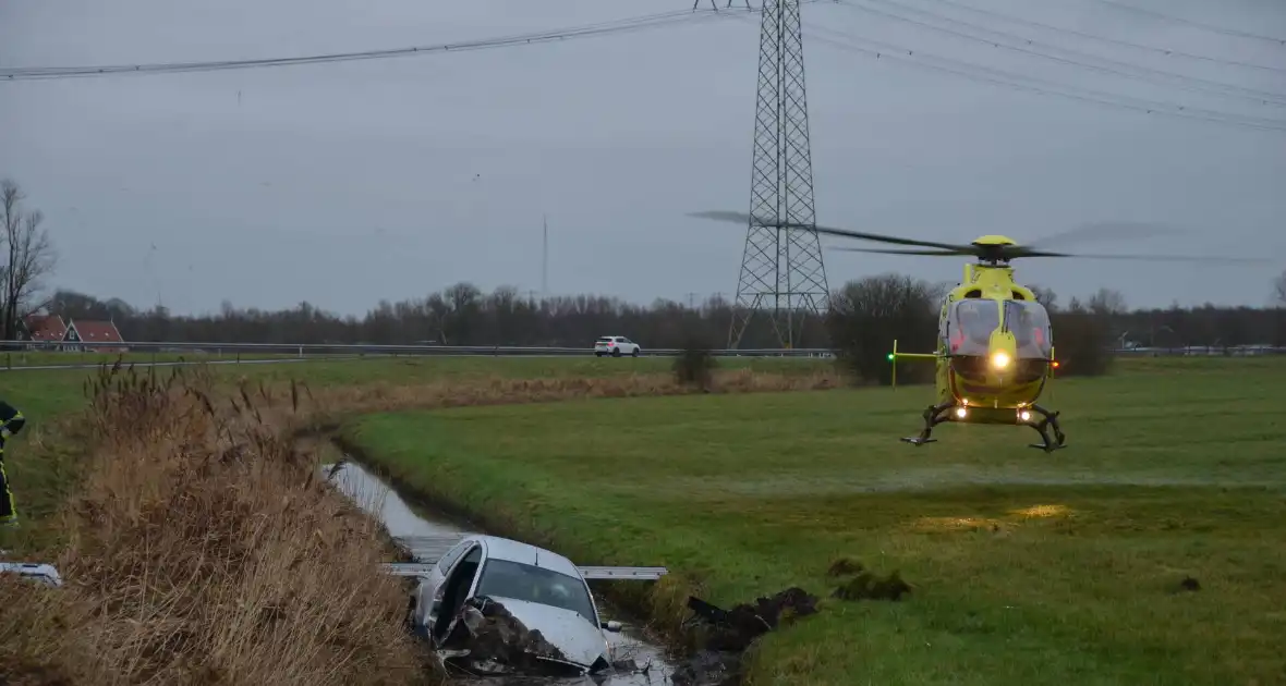 Gestolen auto crasht in sloot - Foto 1