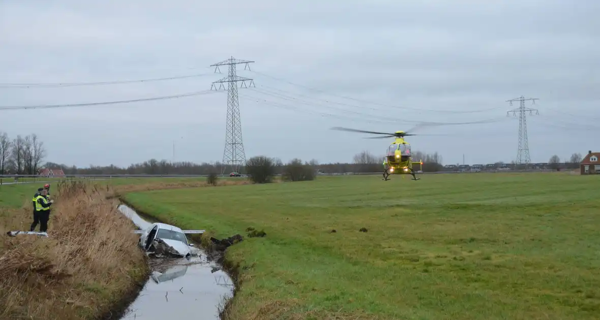 Gestolen auto crasht in sloot - Foto 2