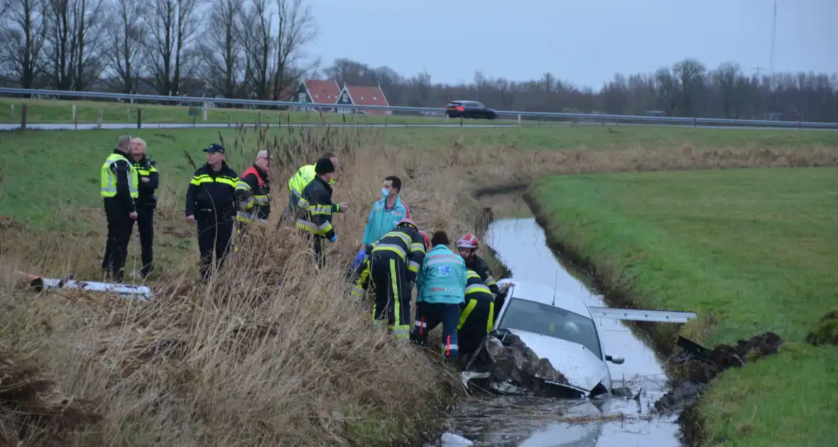 Auto crasht in sloot - Foto 4