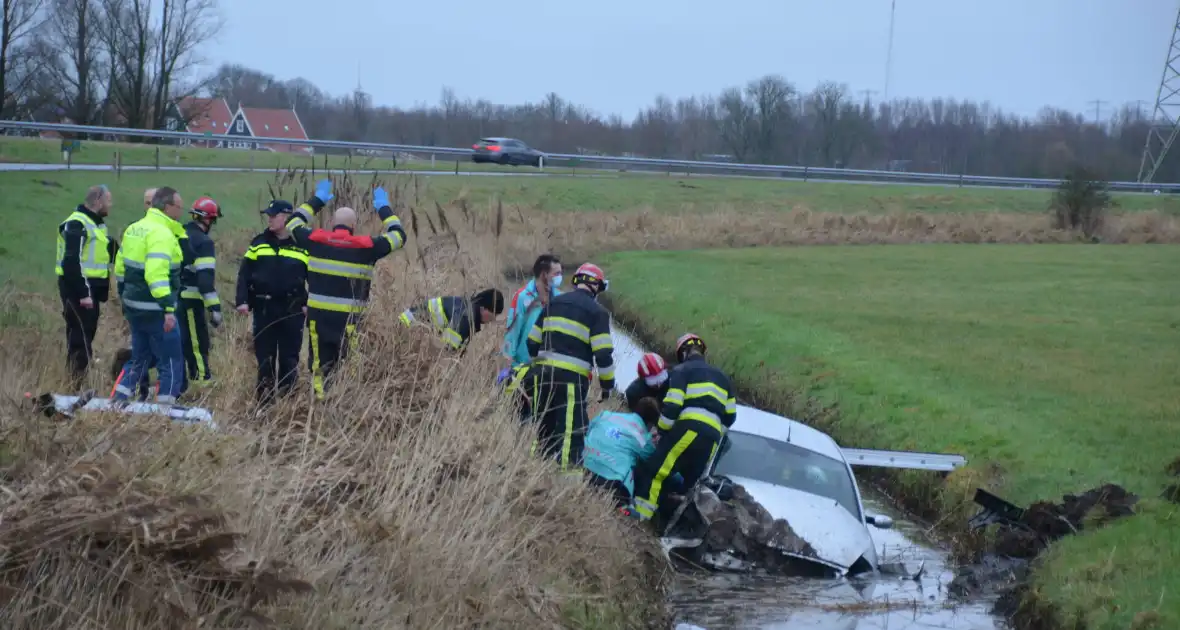 Auto crasht in sloot - Foto 5