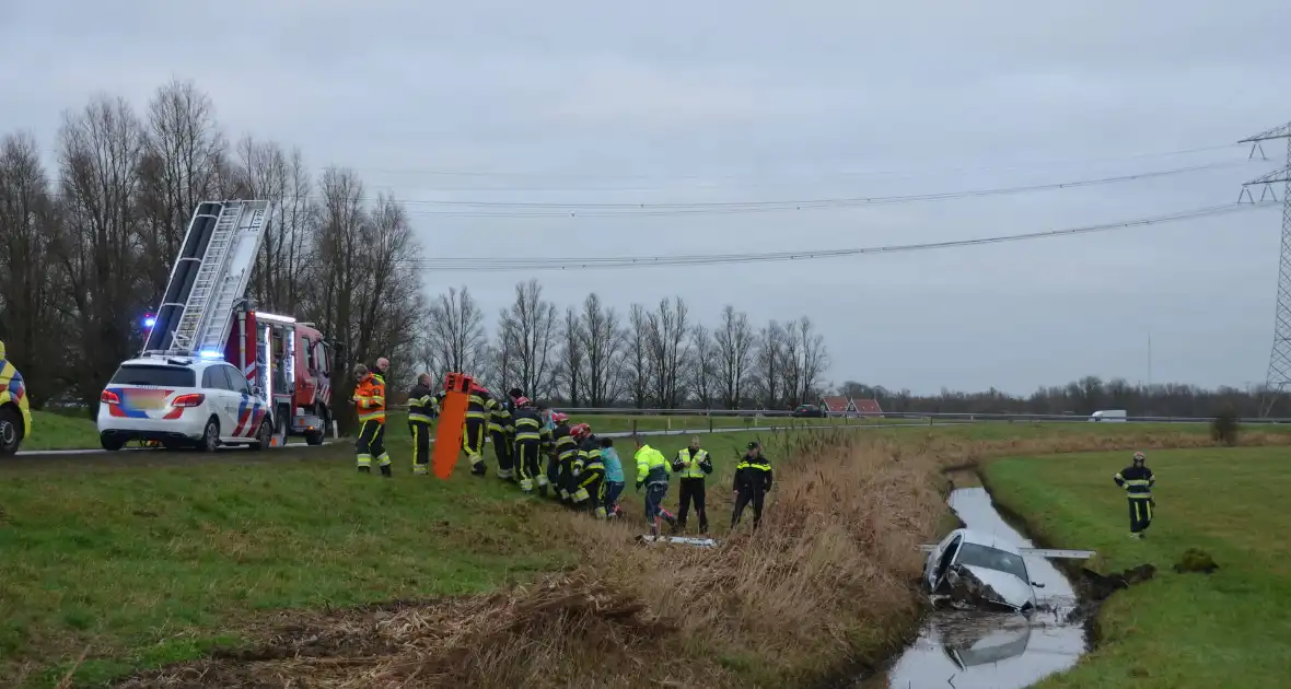 Auto crasht in sloot - Foto 6