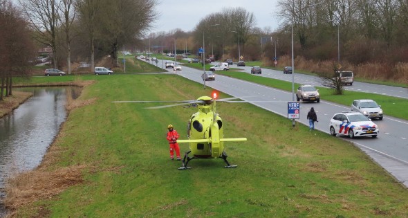 Traumahelikopter landt langs drukke weg