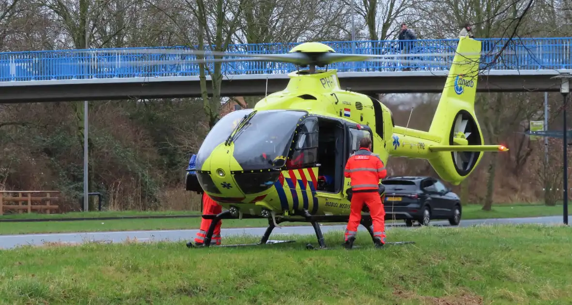 Traumahelikopter landt langs drukke weg - Foto 1