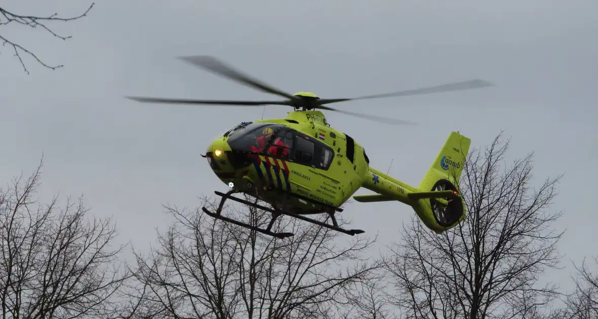 Traumahelikopter landt langs drukke weg - Foto 2