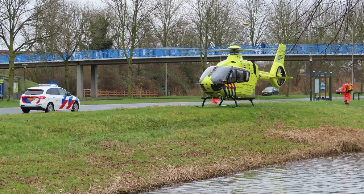 Traumahelikopter landt langs drukke weg - Foto 3