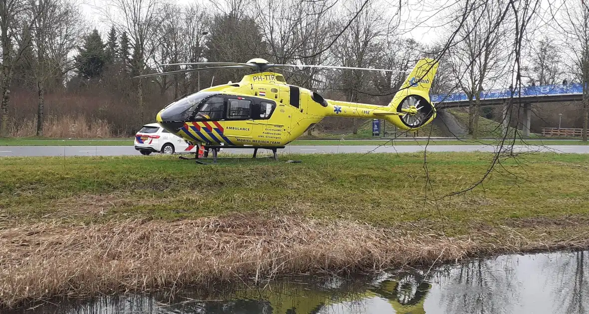 Traumahelikopter landt langs drukke weg - Foto 4
