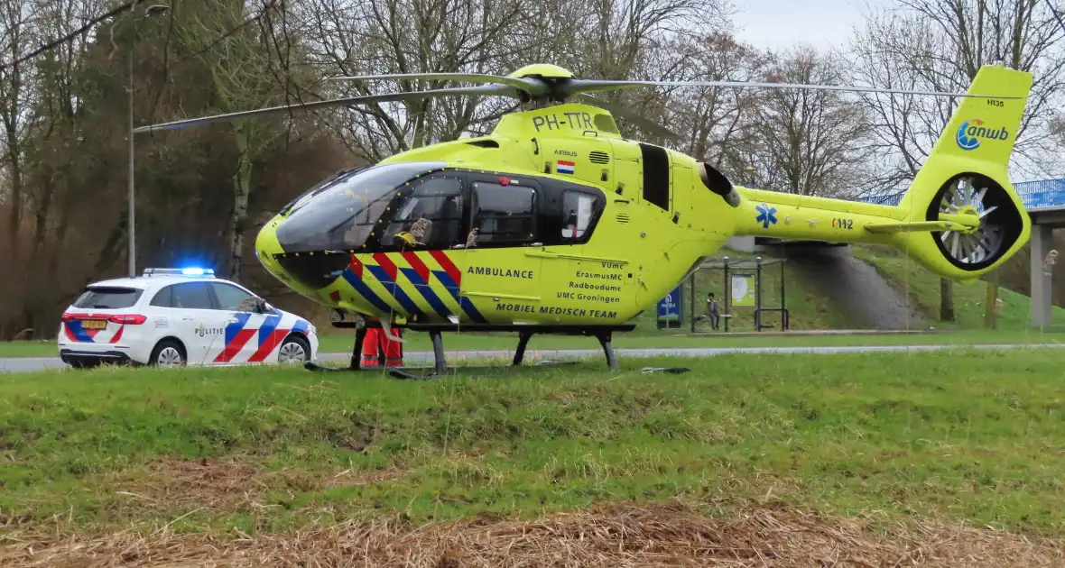 Traumahelikopter landt langs drukke weg - Foto 7