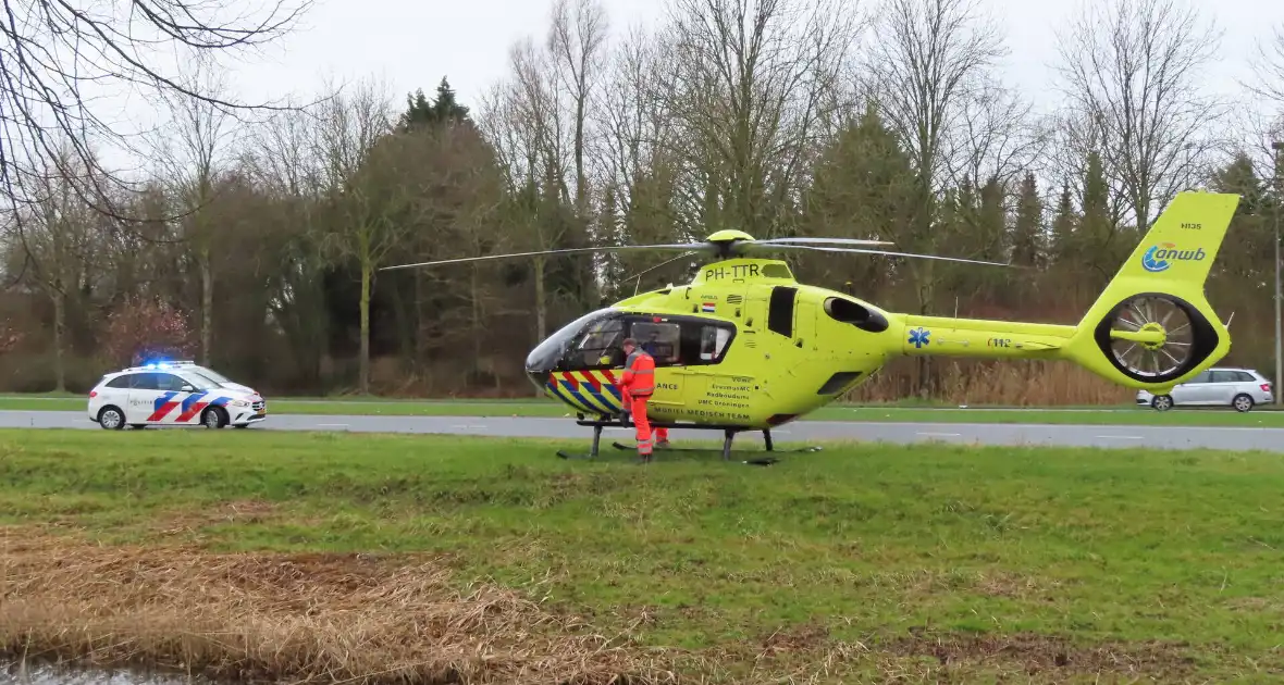 Traumahelikopter landt langs drukke weg - Foto 8