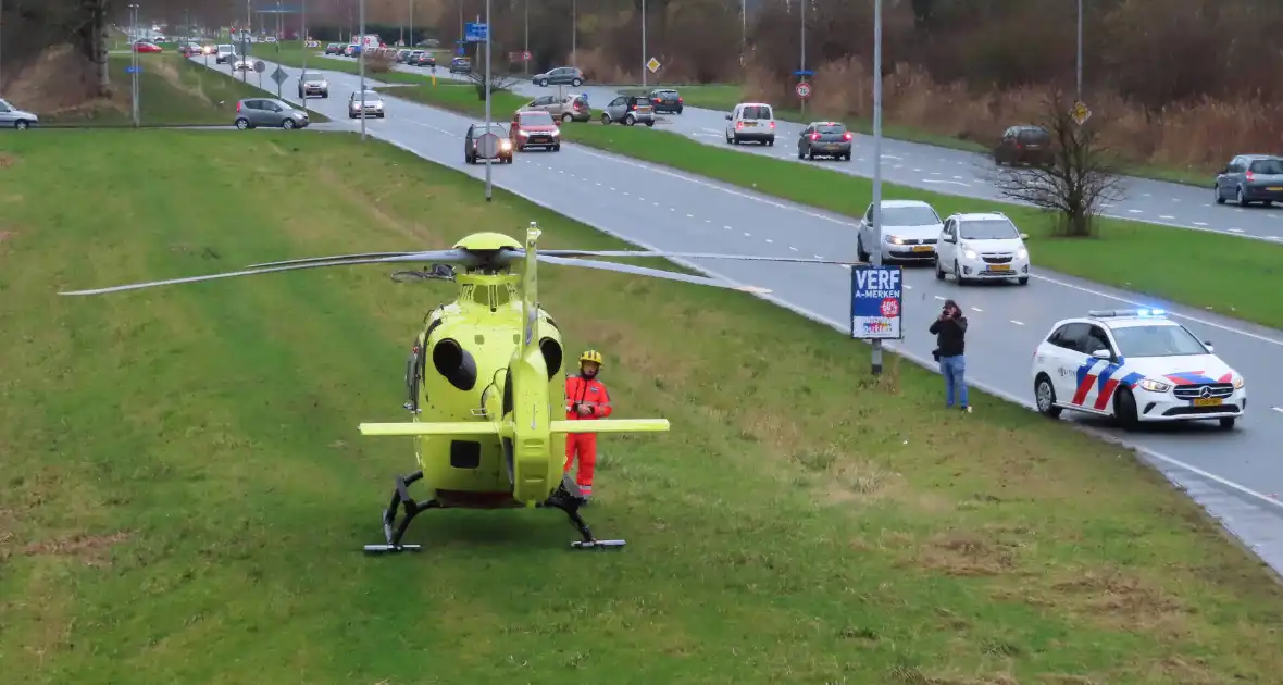 Traumahelikopter landt langs drukke weg - Foto 9