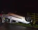 Auto belandt op op zijn kop