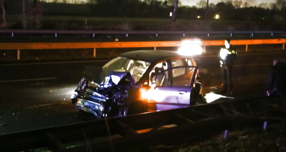 Veel schade na botsing met twee auto's