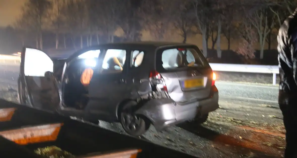 Veel schade na botsing met twee auto's - Foto 5