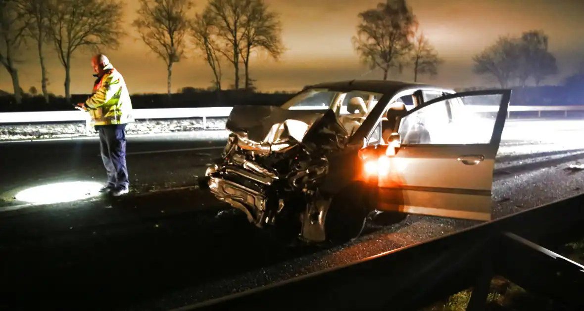 Veel schade na botsing met twee auto's - Foto 6