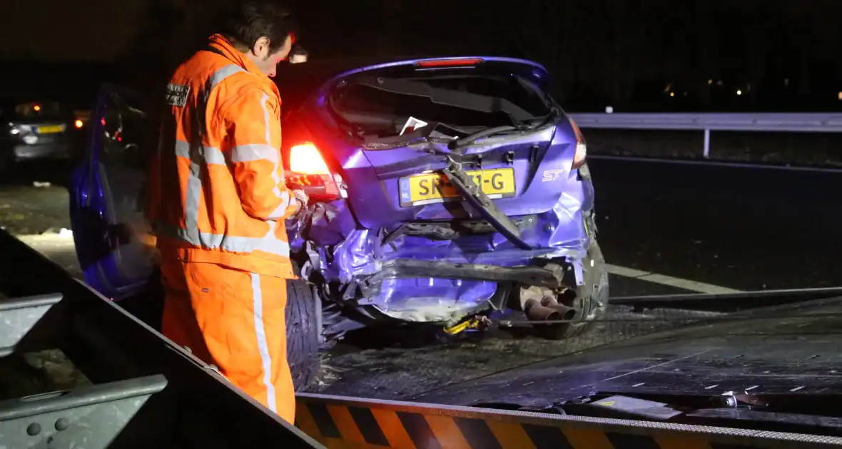 Veel schade na botsing met twee auto's - Foto 7