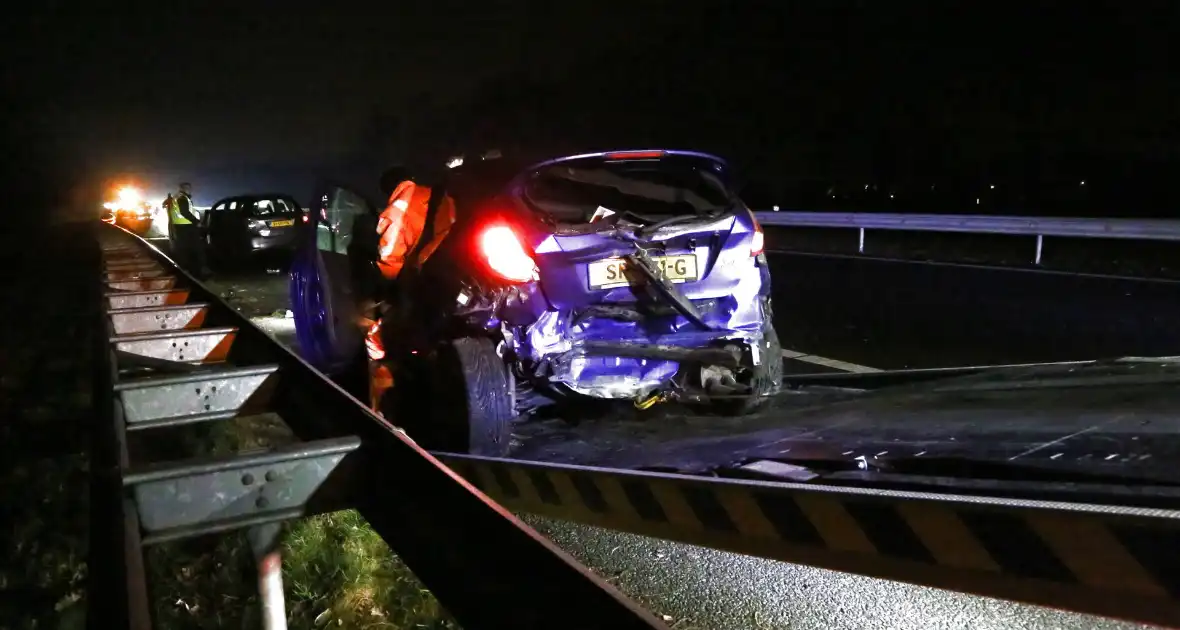 Veel schade na botsing met twee auto's - Foto 8