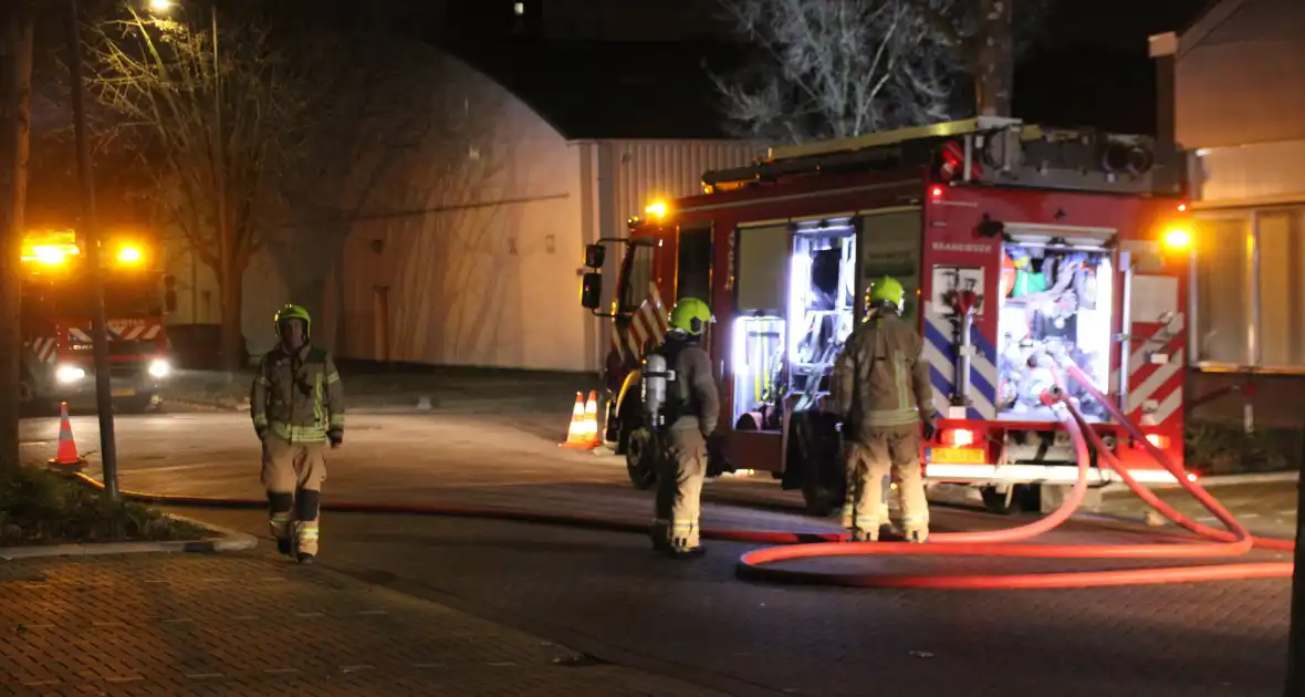 Grote brandweerinzet door brand in ventilatiesysteem van gebouw