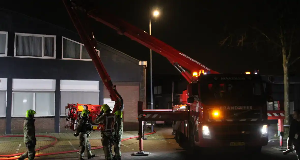 Grote brandweerinzet door brand in ventilatiesysteem van gebouw - Foto 1