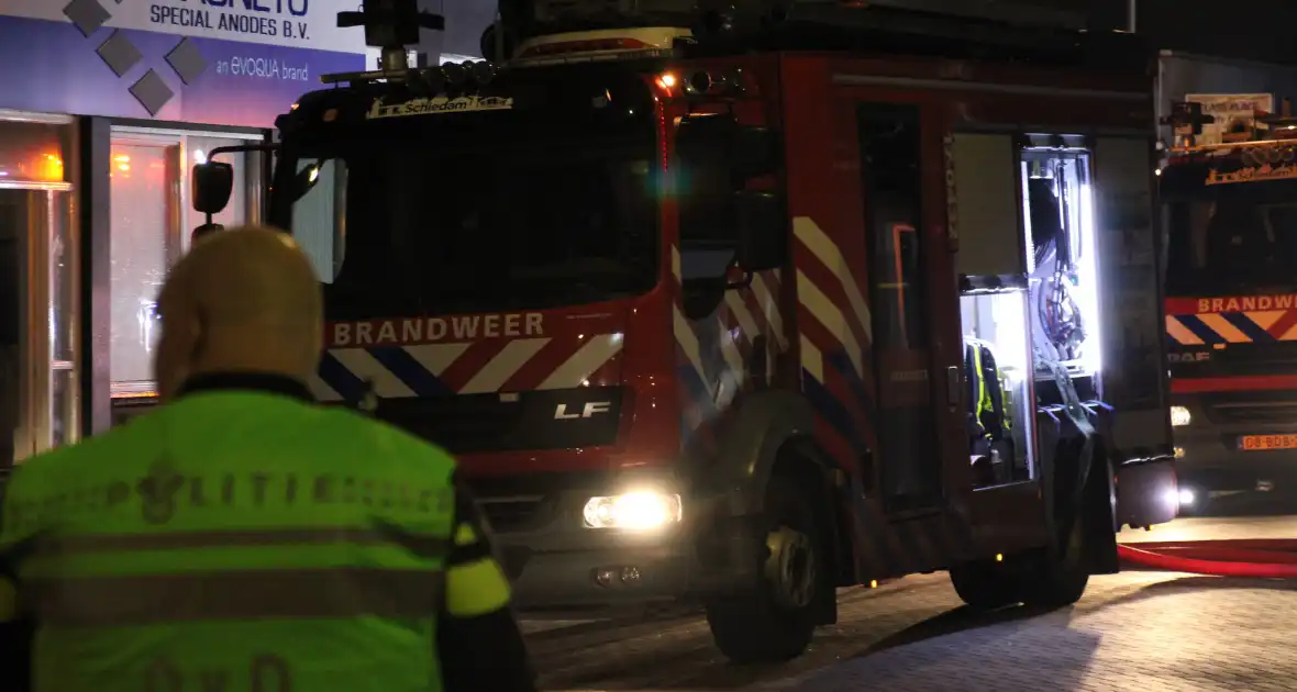 Grote brandweerinzet door brand in ventilatiesysteem van gebouw - Foto 10